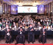 Moon salutes Korean entrepreneurs on global stage "economic diplomats"