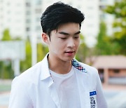 '학교 2021' 김강민, 장난기 넘치는 첫 스틸 공개