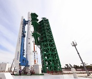 [사진]'K-로켓' 누리호, 발사대에 기립·고정 완료