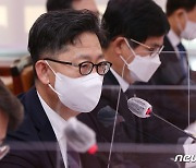 김현수 장관 "11월부터 과천 경마장 관중 입장 가능해질 것"