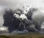 일본 활화산 아소산 분화..화산재·연기 3.5km 치솟았다