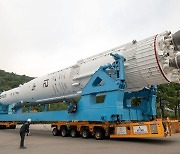 발사대로 향하는 한국형 우주발사체 '누리호'