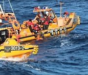 군산 어청도 해상서 전복된 중국어선 12명 구조..3명 실종(종합)