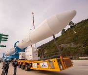 K-로켓 '누리호' 발사 D-1..발사대에 기립 및 고정 완료