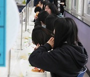 빵·음료로 식사하는 학생들