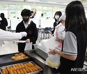 빵·음료로 점심 해결하는 학생들