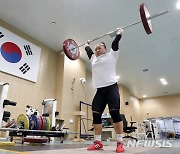 여자 역도 76kg급 김수현, 용상 142kg 번쩍..한국신기록