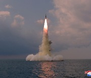 북한 "신형 SLBM 잠수함서 발사"..김정은 불참