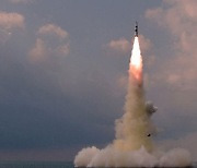 北 "신형 SLBM 잠수함에서 시험 발사" 공개..김정은 불참