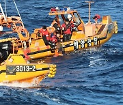 해경, 군산 앞바다 EEZ서 중국 어선 전복사고자 4명 추가 구조