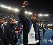 'UCL 깜짝 이벤트' 호나우지뉴, 친정팀 PSG 방문..메시와 포옹