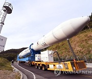 누리호 발사대로 이송 시작..오후엔 추진제 충전 설비 연결