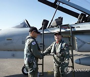 FA-50 탑승해 행사장 도착한 문 대통령