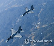 FA-50 탑승해 영공 비행하는 문재인 대통령