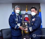 외국군 공군 대표에 기념품 전달하는 박인호 공군참모총장