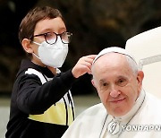 [월드&포토] 교황 모자에 손댄 천진난만한 소년