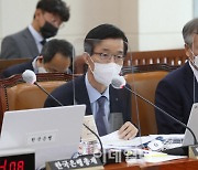 [포토]국정감사, '답변하는 방문규 한국수출입은행장'