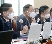 [포토]국정감사, '질의 듣는 홍남기-이주열'