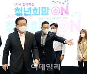 [포토]김부겸 총리 안내하는 구광모 LG 회장