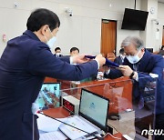 [국감] 증인선서 마친 권칠승 장관