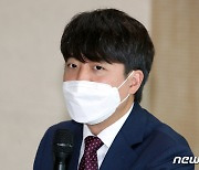 이준석 "尹 '전두환 옹호' 스스로 경쟁력 약화..당 입장과 달라"