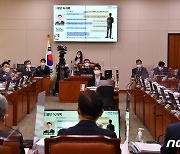 [국감] 제보 녹취록 공개하는 김남국 의원