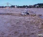 홍수로 불어난 갠지스강..'시바' 상도 물에 휩싸여
