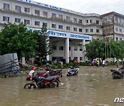 폭우로 침수된 네팔 도로