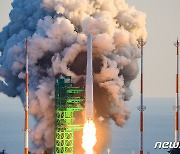 '한국형 발사체' 누리호 5시 정각 이륙 성공