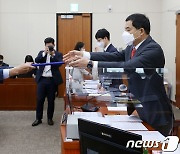 [국감] 선서문 전달하는 홍원식 남양유업 회장