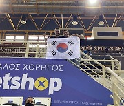 PAOK 스포츠 아레나에 흐른 BTS·싸이 노래, 태극기 펼친 그리스·한국 팬 등장, 이다영 선발출전