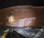 독도 해상 전복 어선 조타실서 사망자 1명 발견.. 중국인 선원 2명은 표류 중 구조