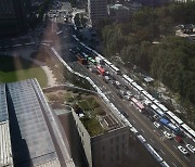 [Photo] Bus barricades and marching unionists