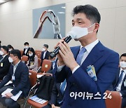 [포토]세 번째 국감 출석한 김범수 카카오 의장, "소상공인 상생안 마련"