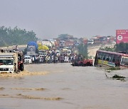 인도·네팔, 홍수 사망자 200여명.."코로나 이어 재앙 겹쳐"