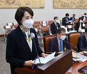 유은혜, 윤석열 부인 김건희 허위 경력 의혹에 "위법 여부 검토"