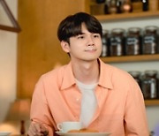 옹성우, 우유 거품 묻은 입술..심쿵 비주얼 ('커피 한잔 할까요?')