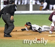 [MD포토] 김용의 '9회말 잠실벌을 열광시킨 동점 홈슬라이딩'