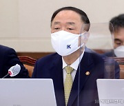 홍남기 "유류세 인하 기간 겨울 넘어가는 수준"