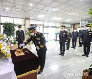 희생 경찰관 참배하는 강황수 제주경찰청장