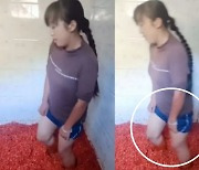 "맨발로 자근자근 밟았다"..중국 양념공장 영상 또 퍼졌다
