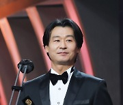 [T포토] 박혁권 '남자연기자상 수상'