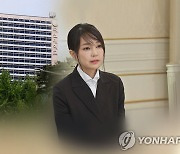 與 "尹부인 허위이력 제출" 맹공..野 "李 석사논문 표절" 맞불(종합)