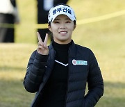 [포토]김수지 '밝은 미소 브이로 인사'