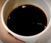 [단독] 생수 마시기 직전 커피 마셔.."범인 지목된 직원이 컵 버려"