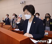 [국감] 정영애 여가부 장관, 국정감사 증인선서