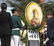 유엔의 날 기념식 헌화하는 박형준 시장