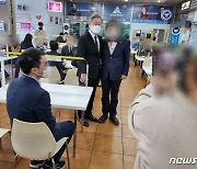 [뉴스1 PICK] '휴게소 스타' 된 이재명.. 밥 먹을 시간도 아깝다 시민과 사진촬영