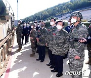 연평도 방문한 박병석 '든든한 해병대'