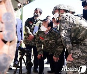 군 장비 살펴보는 박병석 국회의장